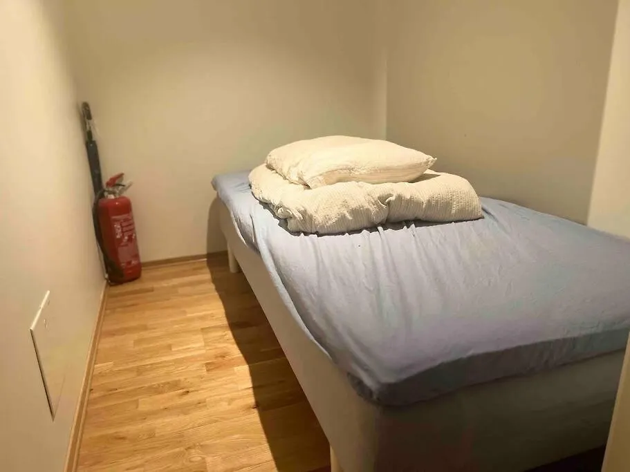 City Metro In Basement, Garage, 2018 Model Bergen Appartement